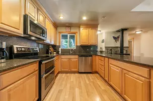 10666 Torrey Pine Rd, Truckee, CA 96161 - Photo 9