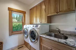16225 Pine Ct, Truckee, CA 96161 - Photo 25
