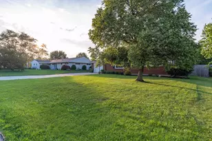 822 Barbara Ln, Wapakoneta, OH 45895 - Photo 3