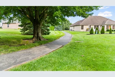 2490 Meadowpoint Drive, Troy, OH 45373 - Photo 9