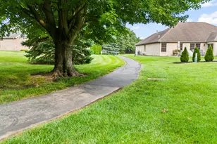 2490 Meadowpoint Dr, Troy, OH 45373 - Photo 9