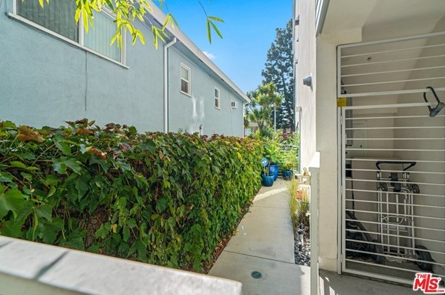 1924 Carmen Ave, Los Angeles CA  90068-4013 exterior
