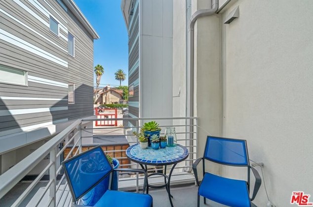 1924 Carmen Ave, Los Angeles CA  90068-4013 exterior