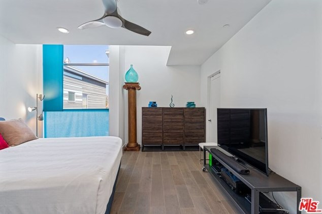 1924 Carmen Ave, Los Angeles CA  90068-4013 exterior