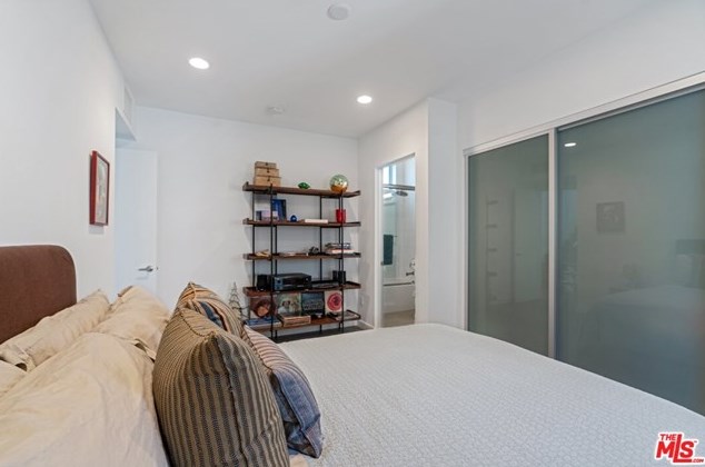 1924 Carmen Ave, Los Angeles CA  90068-4013 exterior