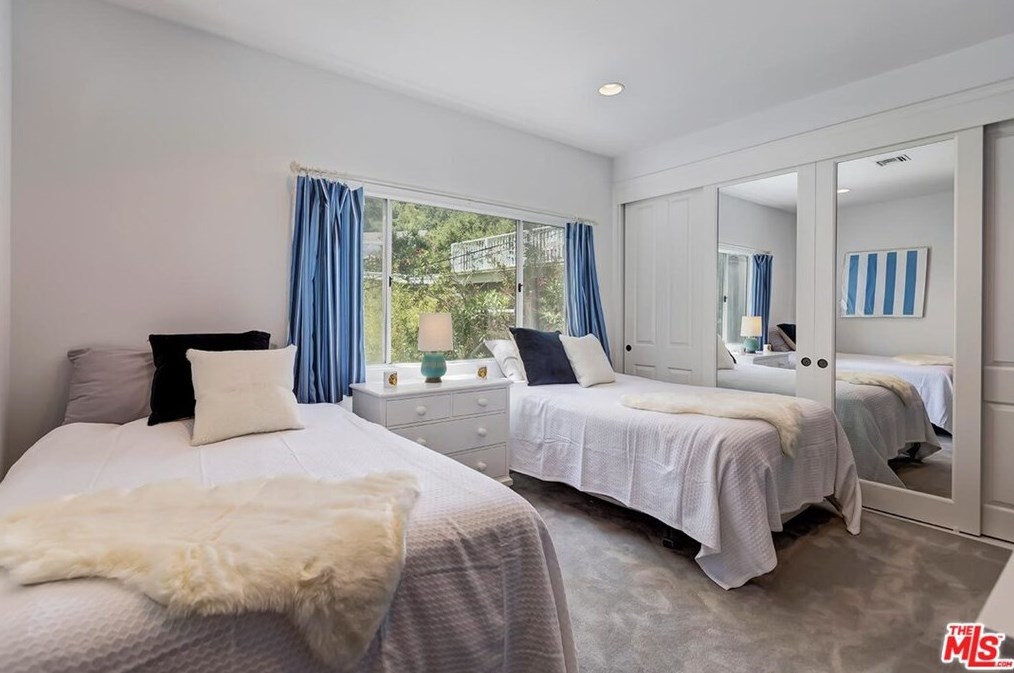 2435 Horse Shoe Canyon Rd, Los Angeles CA  90046-1541 exterior