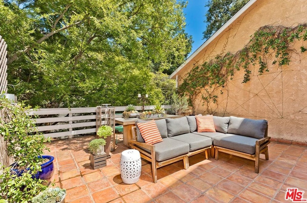 2435 Horse Shoe Canyon Rd, Los Angeles CA  90046-1541 exterior