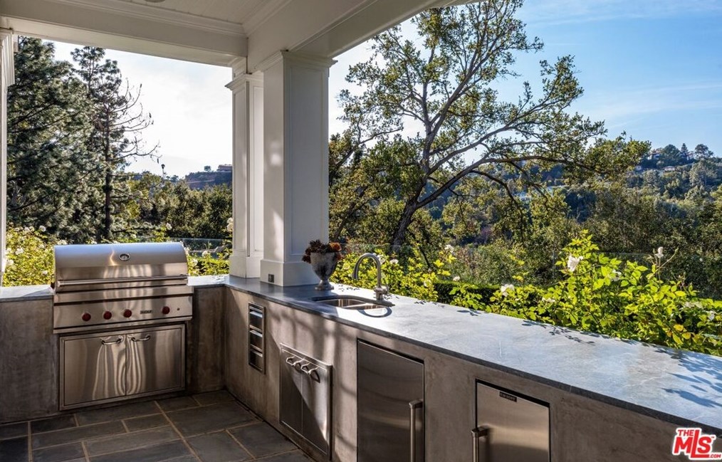 940 Oakmont Dr, Los Angeles CA  90049-1902 exterior