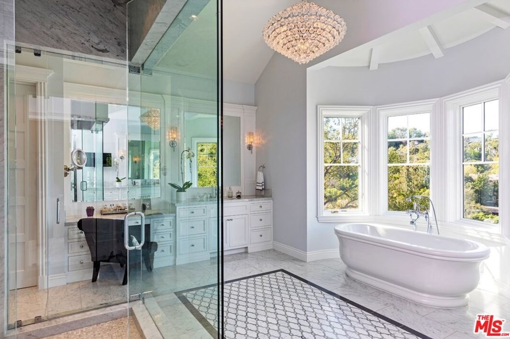 940 Oakmont Dr, Los Angeles CA  90049-1902 exterior