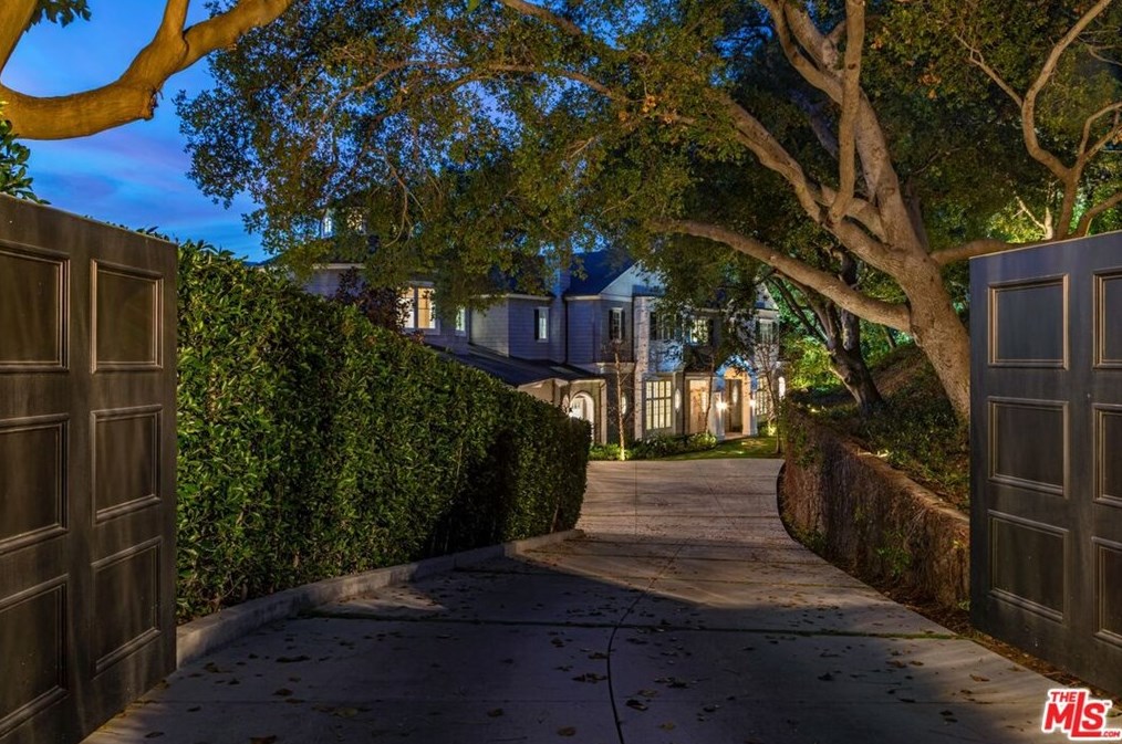 940 Oakmont Dr, Los Angeles CA  90049-1902 exterior