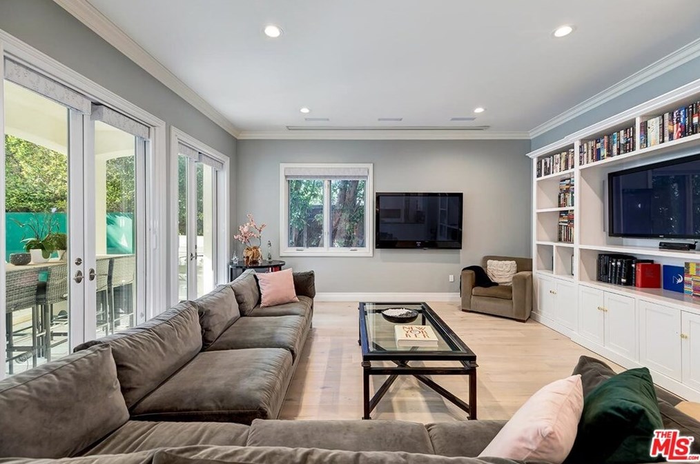 9320 Oakmore Rd, Los Angeles CA 90035-4024 exterior