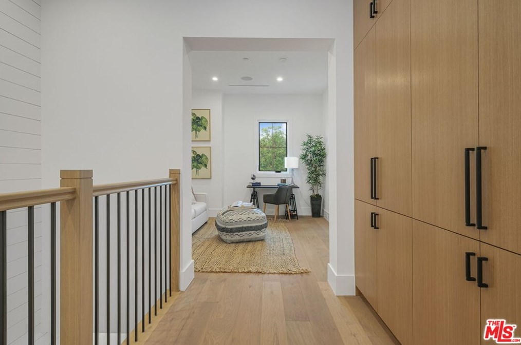 11974 Foxboro Dr, Los Angeles CA  90049-4111 exterior