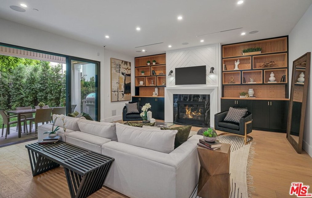 11974 Foxboro Dr, Los Angeles CA  90049-4111 exterior
