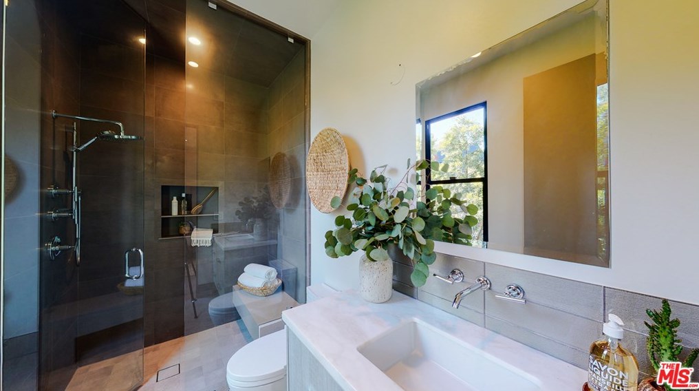 701 Huntley Dr, Los Angeles CA  90069-5008 exterior