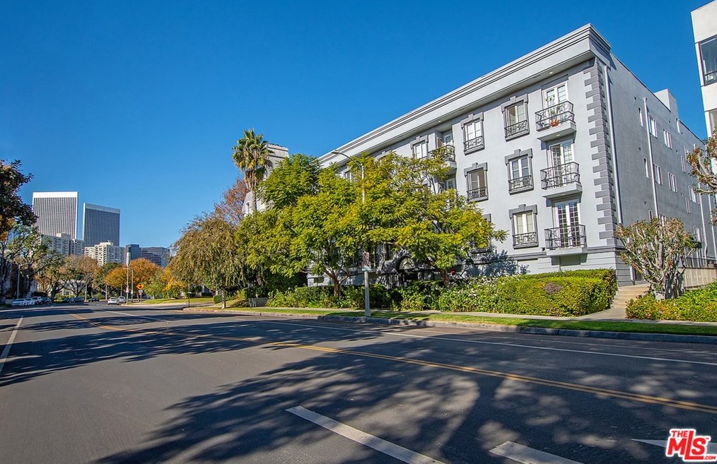 1204 Roxbury Dr, Los Angeles CA  90035-1026 exterior