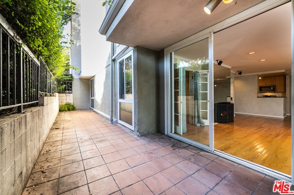 8535 Knoll Dr, Los Angeles CA  exterior