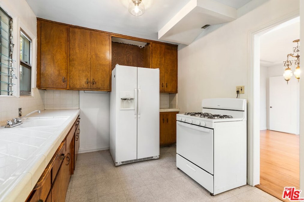 8009 Blackburn Ave, Los Angeles CA  90048-4250 exterior