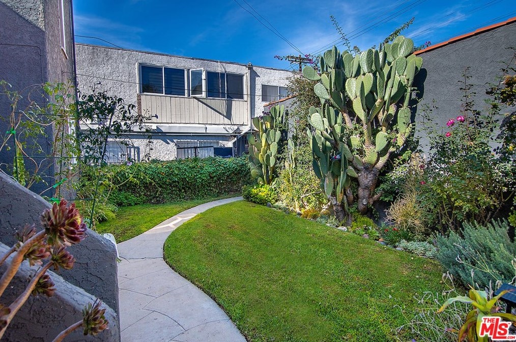 8009 Blackburn Ave, Los Angeles CA  90048-4250 exterior