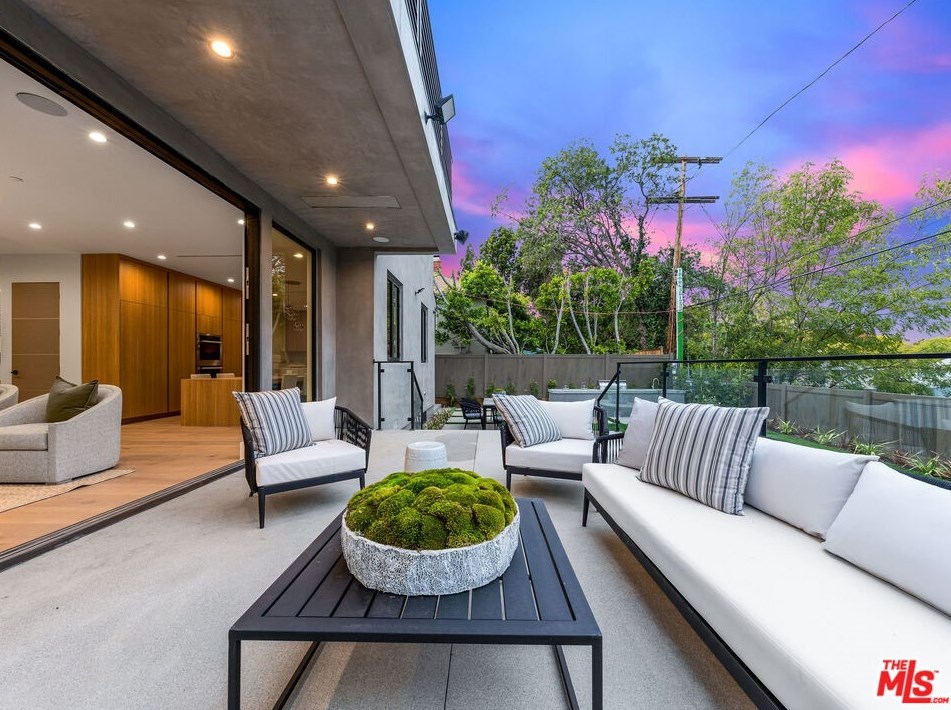 9135 Hillsboro Dr, Los Angeles CA  90034-1125 exterior