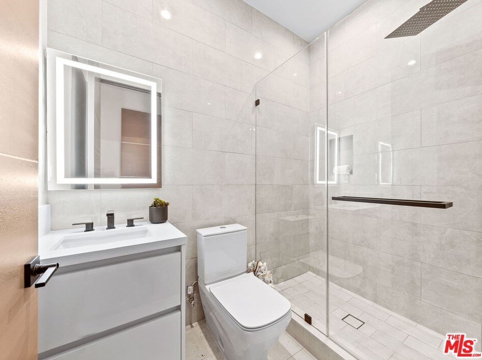 9135 Hillsboro Dr, Los Angeles CA  90034-1125 exterior