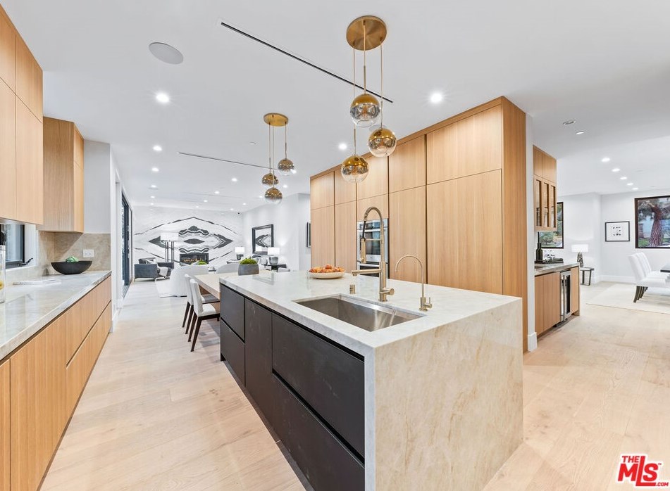 9135 Hillsboro Dr, Los Angeles CA  90034-1125 exterior