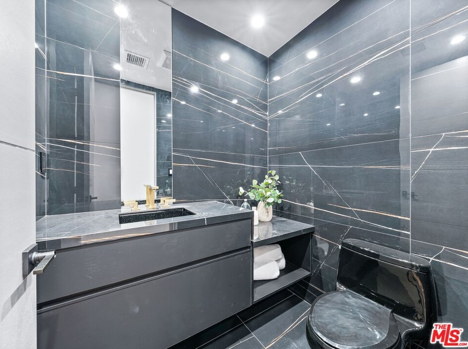 9135 Hillsboro Dr, Los Angeles CA  90034-1125 exterior