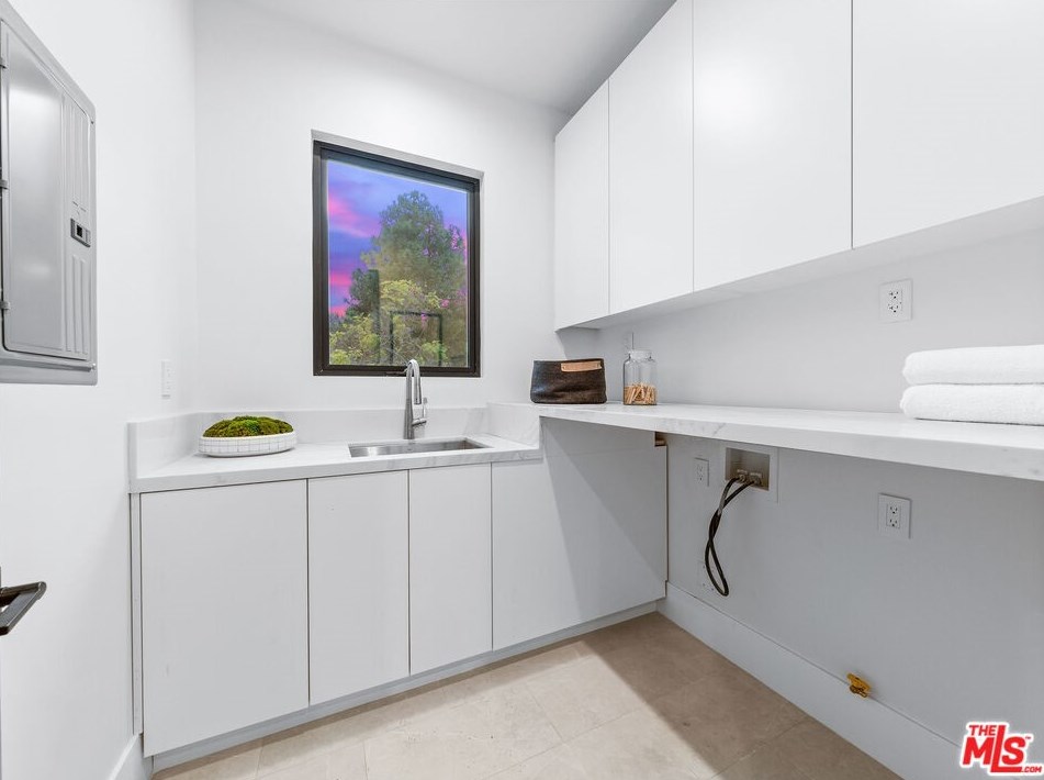 9135 Hillsboro Dr, Los Angeles CA  90034-1125 exterior