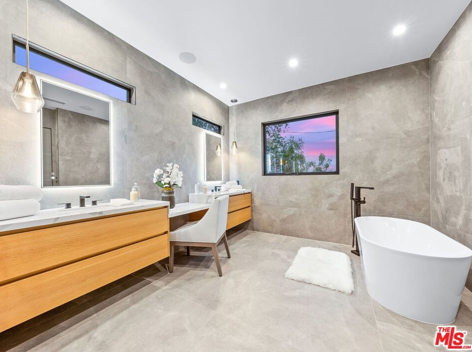 9135 Hillsboro Dr, Los Angeles CA  90034-1125 exterior