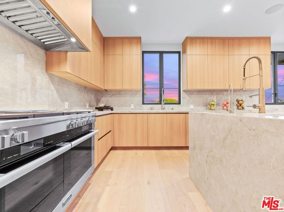 9135 Hillsboro Dr, Los Angeles CA  90034-1125 exterior