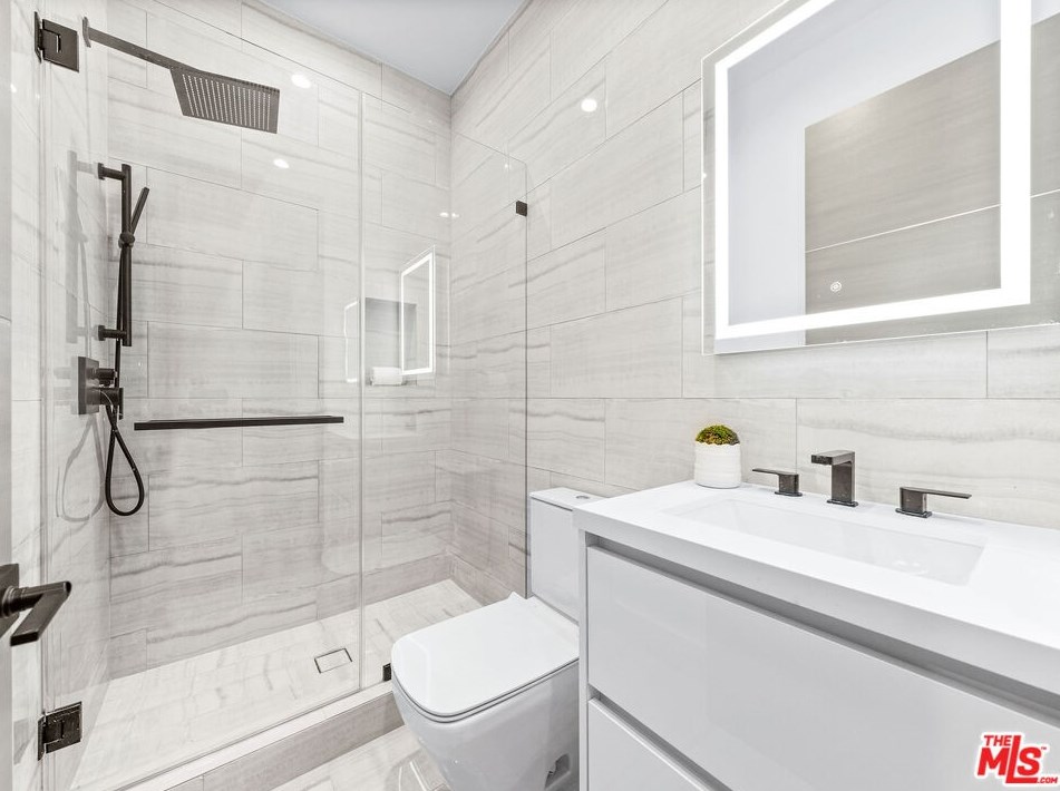 9135 Hillsboro Dr, Los Angeles CA  90034-1125 exterior