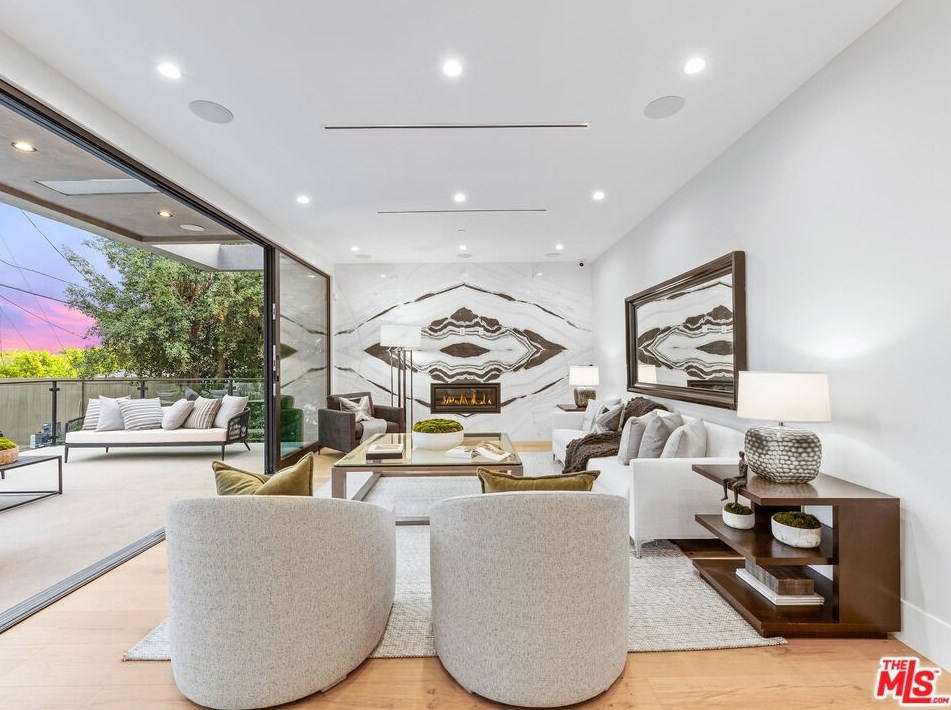 9135 Hillsboro Dr, Los Angeles CA  90034-1125 exterior