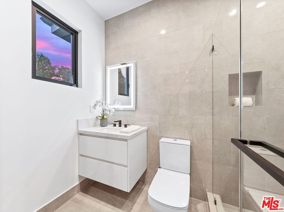 9135 Hillsboro Dr, Los Angeles CA  90034-1125 exterior