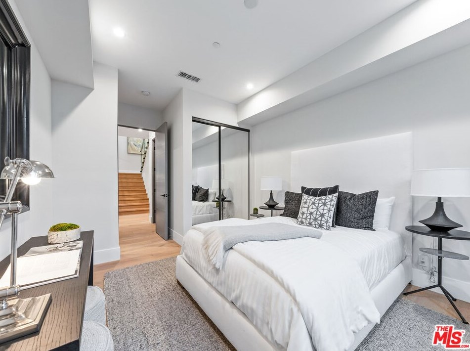 9135 Hillsboro Dr, Los Angeles CA  90034-1125 exterior