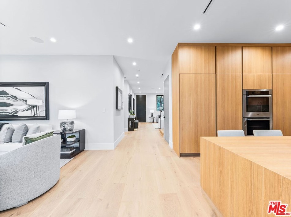 9135 Hillsboro Dr, Los Angeles CA  90034-1125 exterior