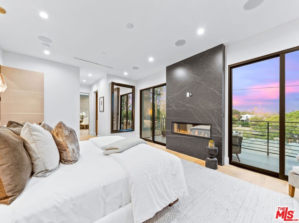 9135 Hillsboro Dr, Los Angeles CA  90034-1125 exterior