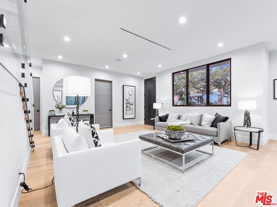 9135 Hillsboro Dr, Los Angeles CA  90034-1125 exterior