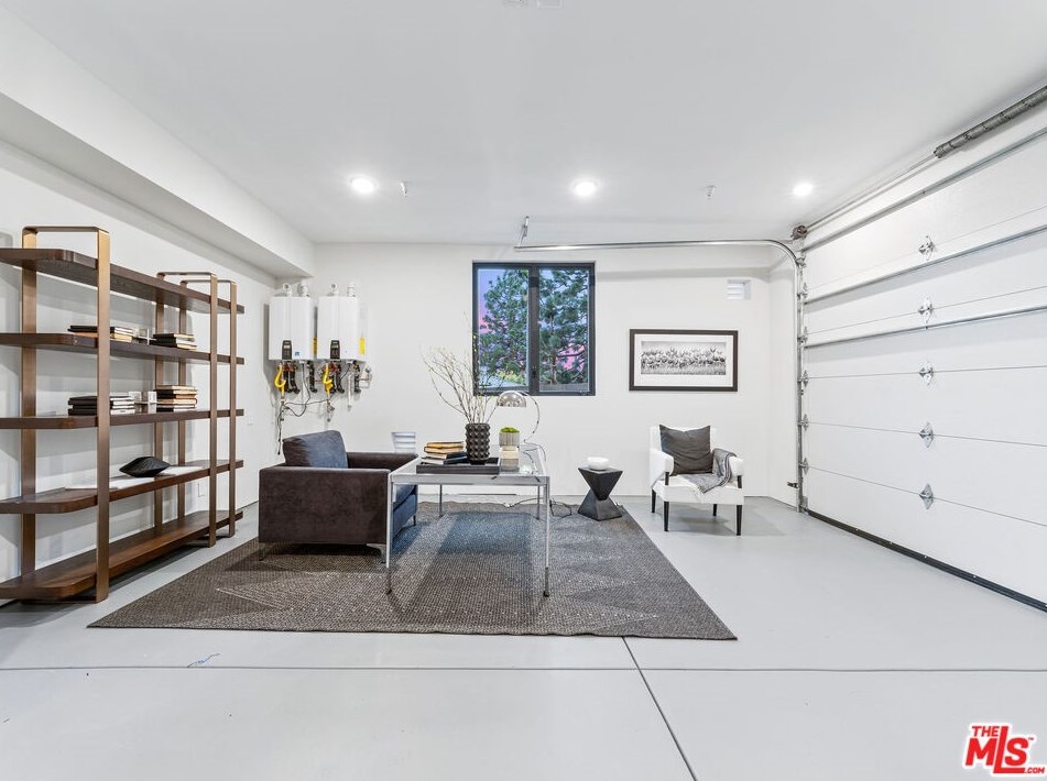 9135 Hillsboro Dr, Los Angeles CA  90034-1125 exterior