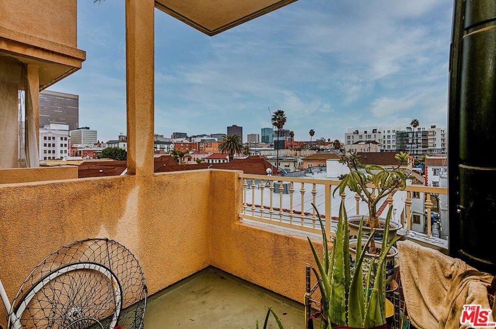 848 Irolo St, Los Angeles CA  90005-4312 exterior