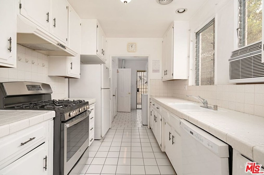 8019 Blackburn Ave, Los Angeles CA  90048-4271 exterior