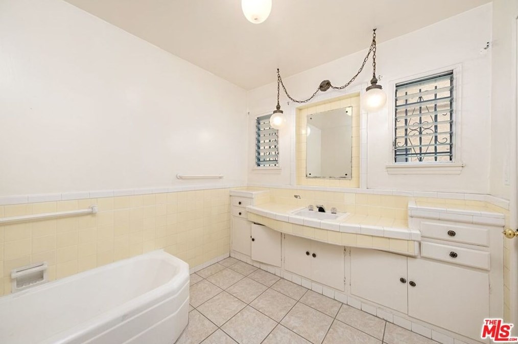 8019 Blackburn Ave, Los Angeles CA  90048-4271 exterior