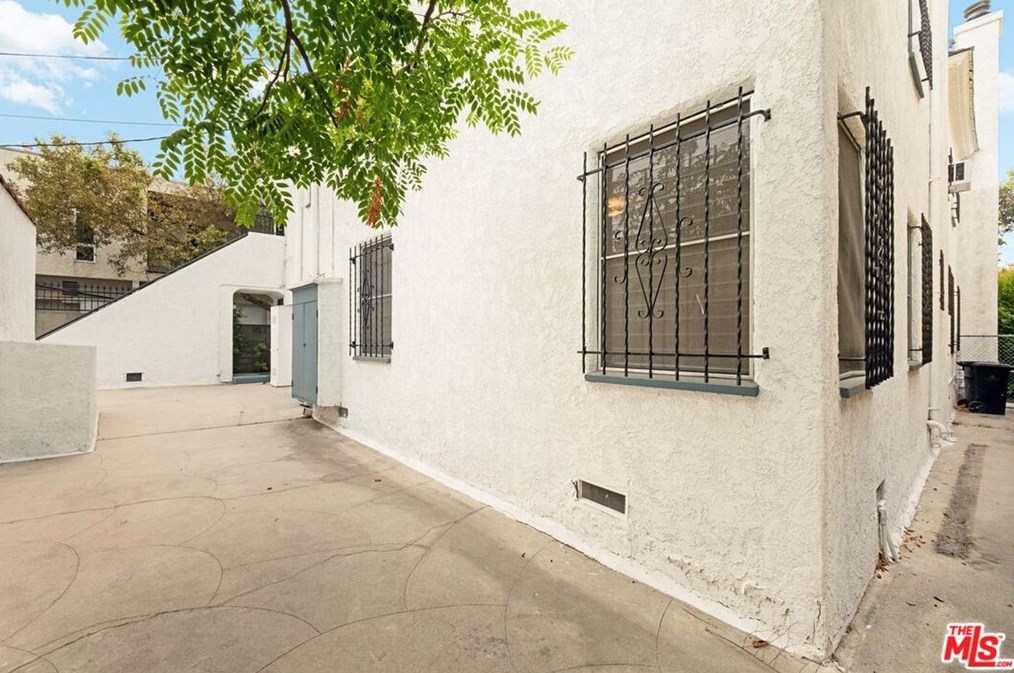 8019 Blackburn Ave, Los Angeles CA  90048-4271 exterior