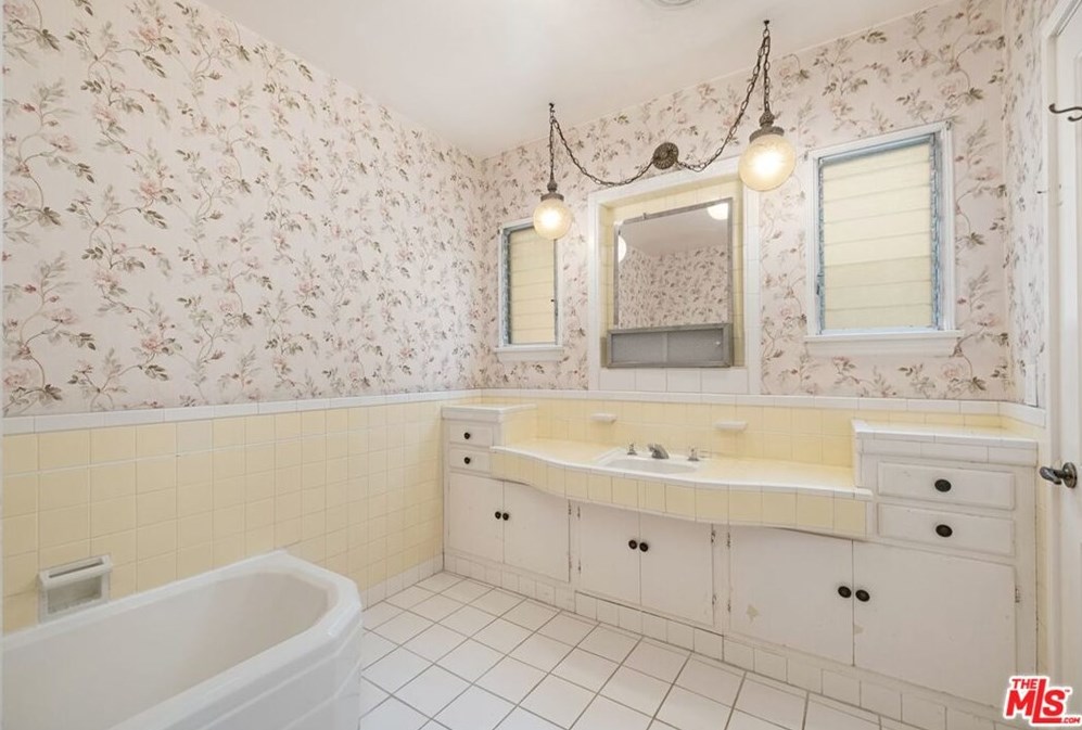 8019 Blackburn Ave, Los Angeles CA  90048-4271 exterior