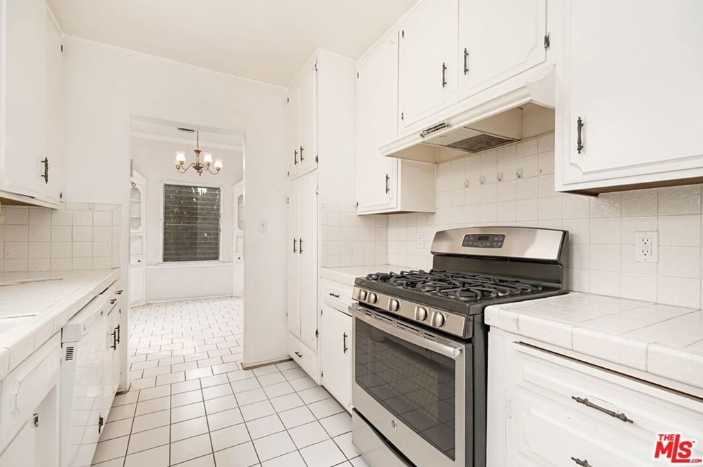 8019 Blackburn Ave, Los Angeles CA  90048-4271 exterior