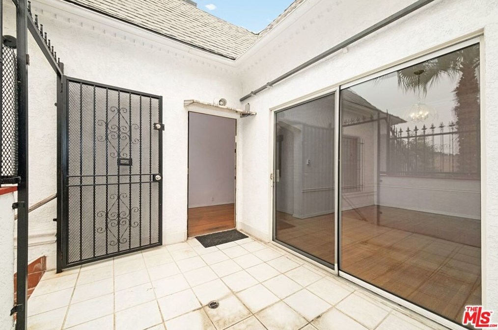 8019 Blackburn Ave, Los Angeles CA  90048-4271 exterior