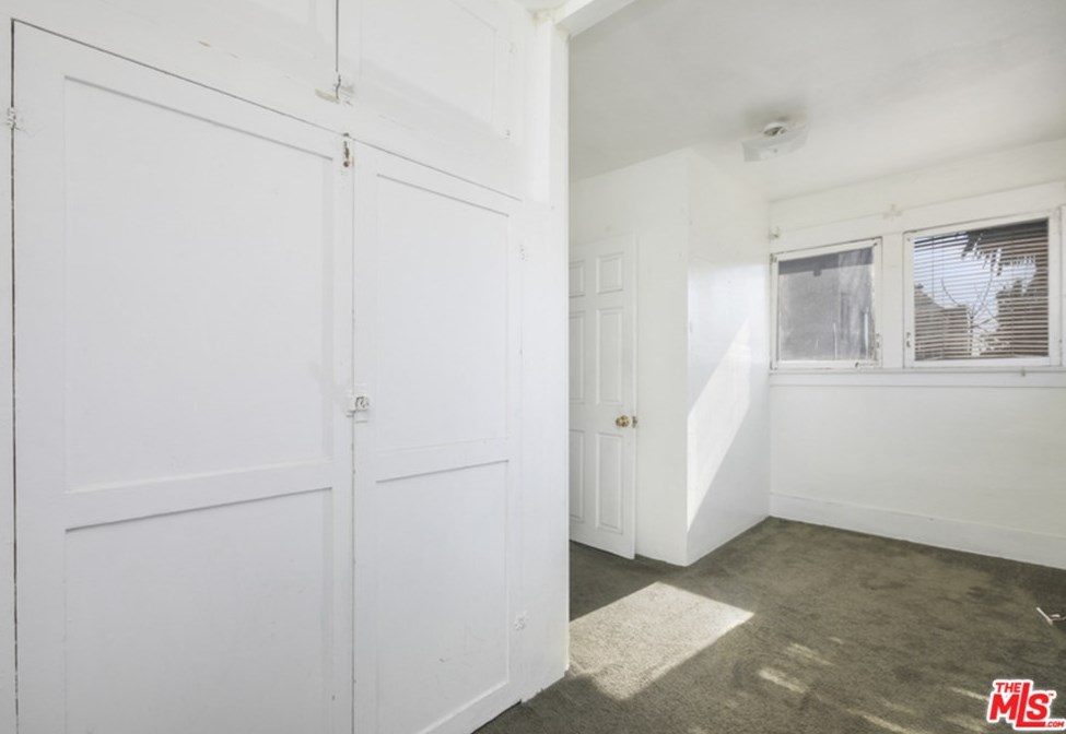 5360 La Cresta Ct, Los Angeles CA  90038-4002 exterior