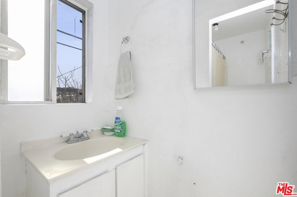 5360 La Cresta Ct, Los Angeles CA  90038-4002 exterior