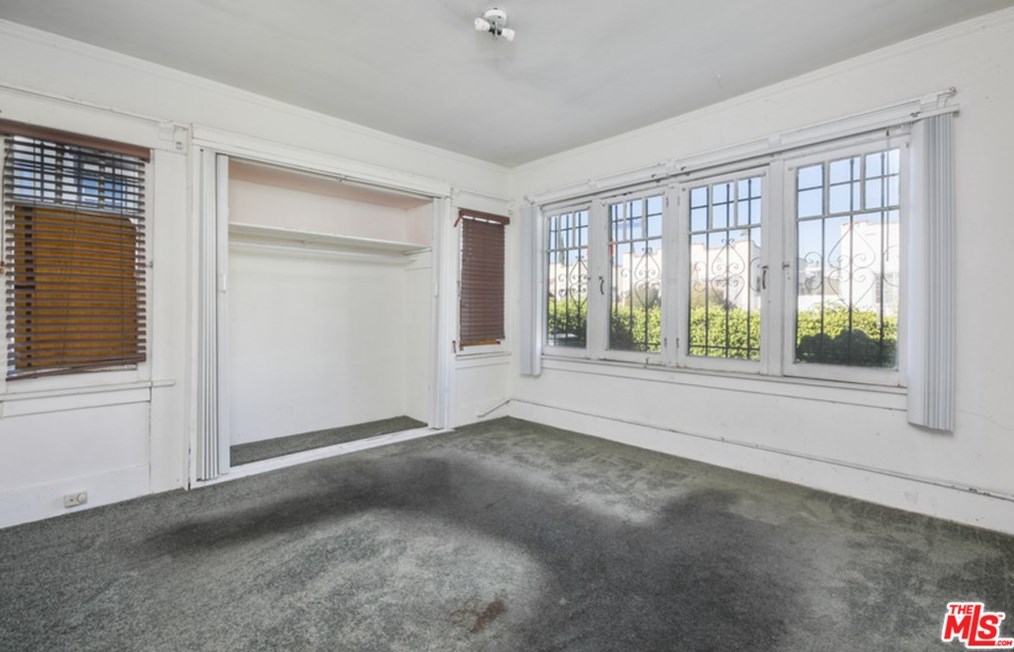 5360 La Cresta Ct, Los Angeles CA  90038-4002 exterior