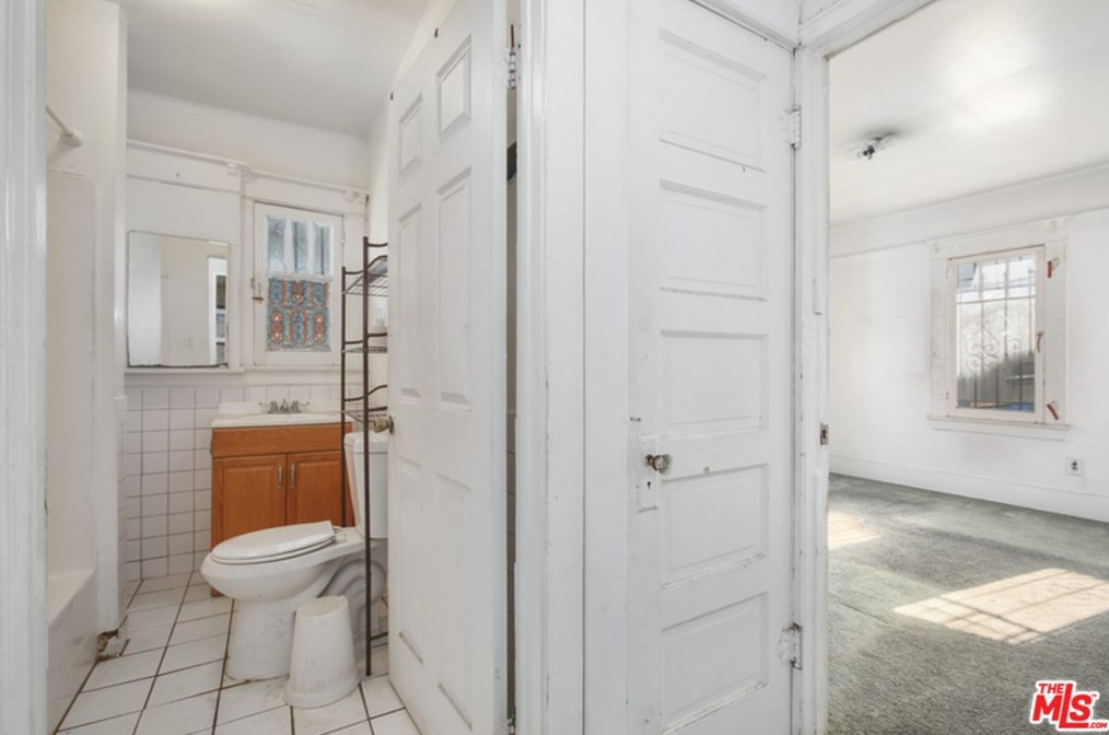 5360 La Cresta Ct, Los Angeles CA  90038-4002 exterior