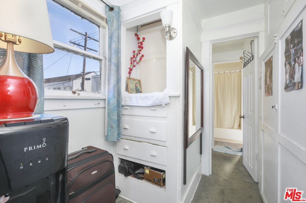 5360 La Cresta Ct, Los Angeles CA  90038-4002 exterior