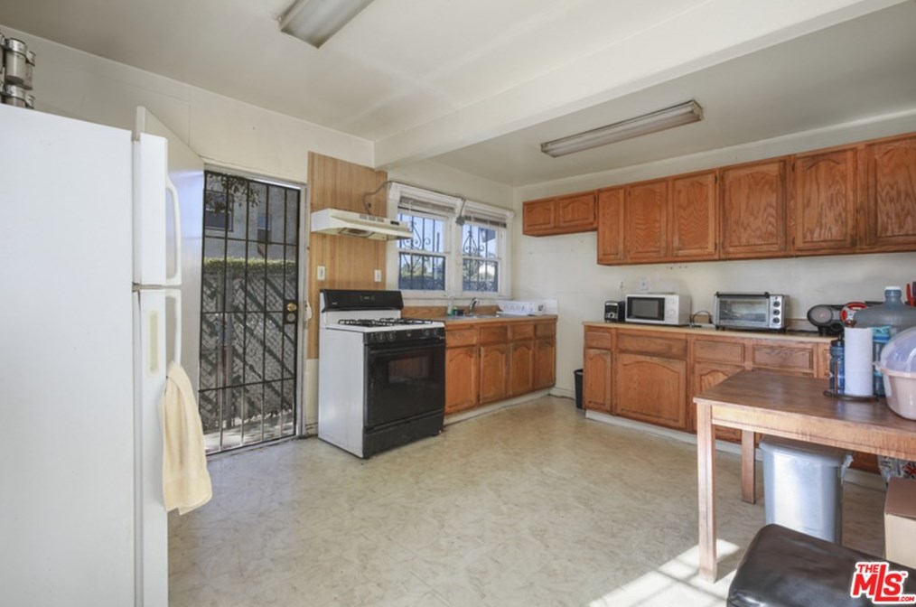 5360 La Cresta Ct, Los Angeles CA  90038-4002 exterior